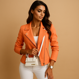 Casual women's blazer with zipper closure and long sleeves.