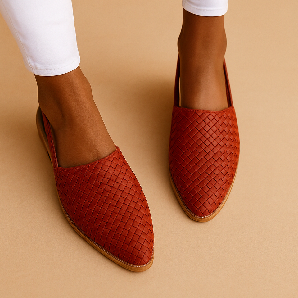 Elegant flats with woven closed toe for women.