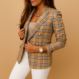 Fitted blazer with elegant details for women.