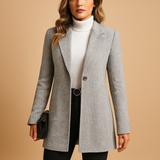 Fitted blazer with long sleeves for women.