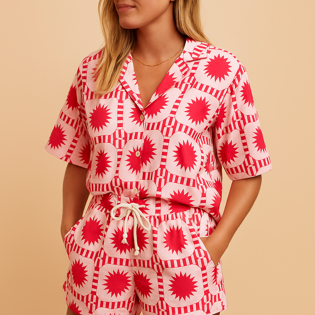 Two-piece summer suit with floral print and elastic waistband for women.