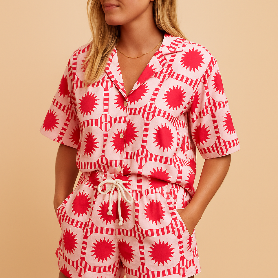 Two-piece summer suit with floral print and elastic waistband for women.